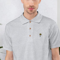 Broderie cornet de frites en gros plan sur le polo gris sport