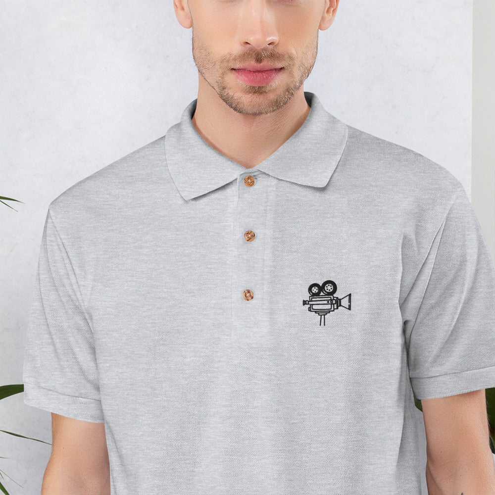 Broderie caméra de cinéma vintage sur le polo gris sport