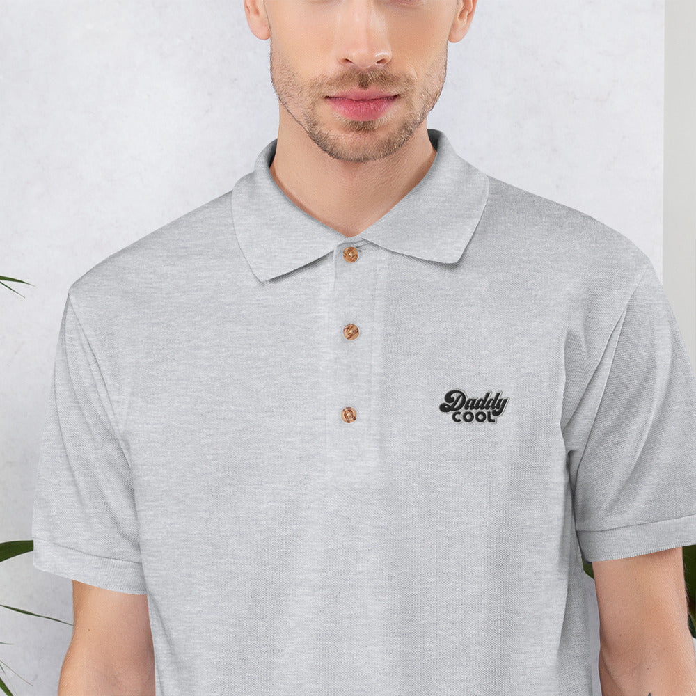 Broderie Daddy Cool en gros plan sur le polo gris sport