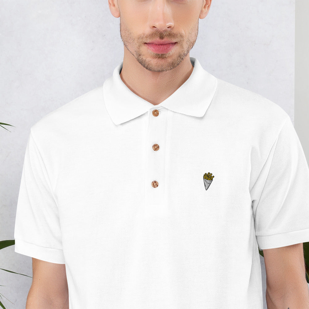 Gros plan de la broderie cornet de frites sur le polo blanc