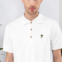 Gros plan de la broderie cornet de frites sur le polo blanc