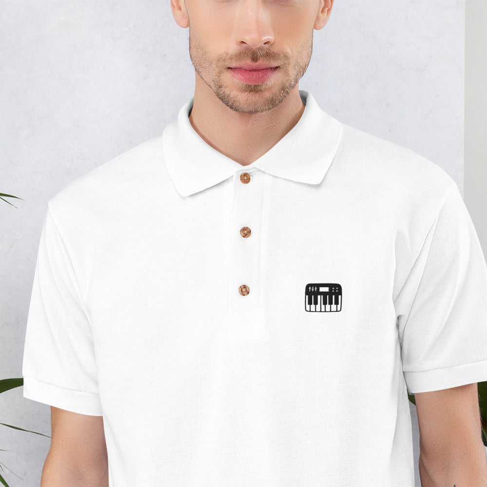 Broderie clavier de piano sur le polo brodé blanc
