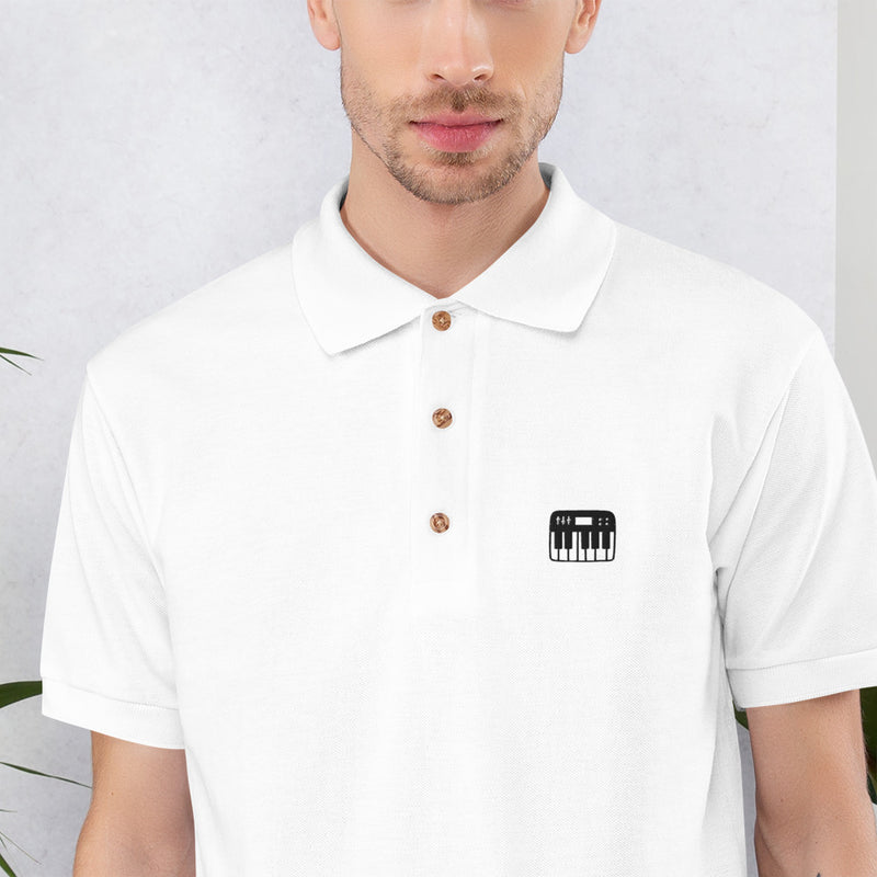 Broderie clavier de piano sur le polo brodé blanc
