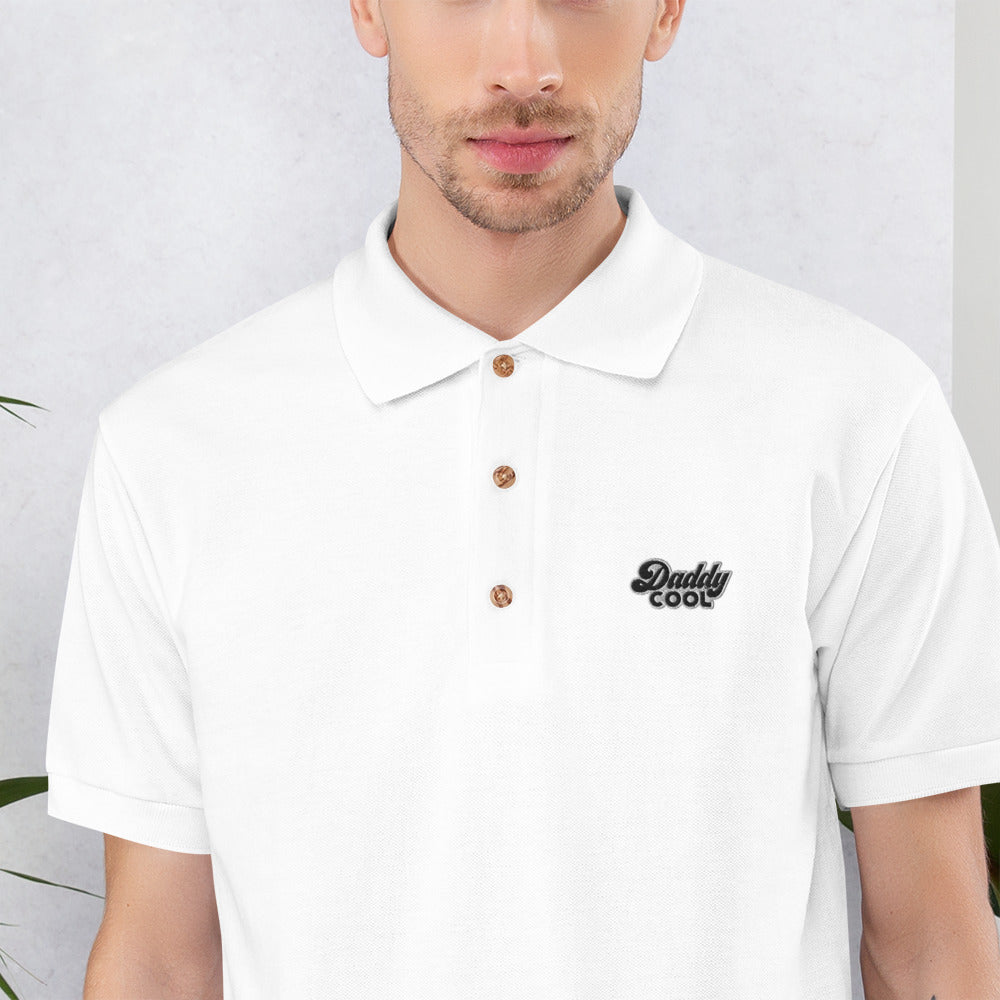 Broderie rétro Daddy Cool sur le polo brodé blanc