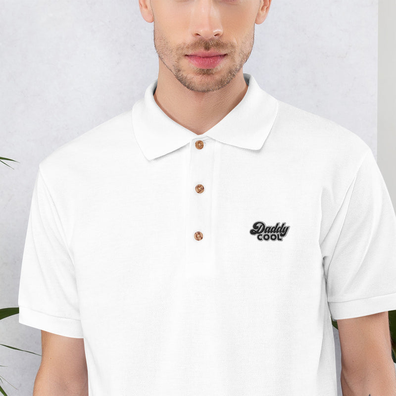 Broderie rétro Daddy Cool sur le polo brodé blanc