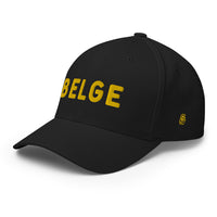 Casquette belge noire Flexfit, mot BELGE brodé fil doré, vue trois quarts
