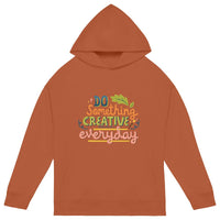 Image d'un hoodie oversize en coton biologique et polyester recyclé post-consommation, disponible dans différentes tailles. Coupe large avec épaules tombantes pour un style décontracté et confortable. Idéal pour une tenue décontractée et éco-responsable