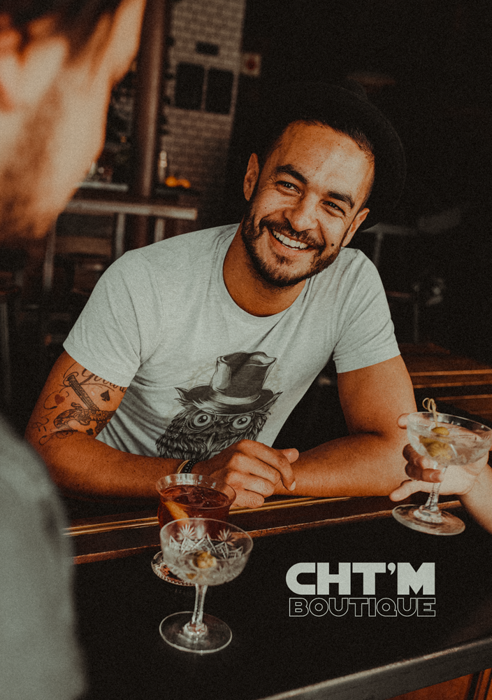 homme avec unn tshirt sympas et original avec un dessin de chouette et un chouette message