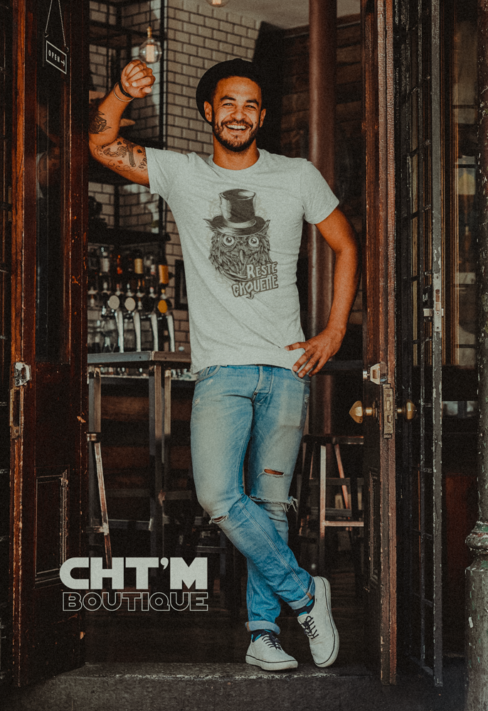 homme avec unn tshirt sympas et original avec un dessin de chouette et un chouette message