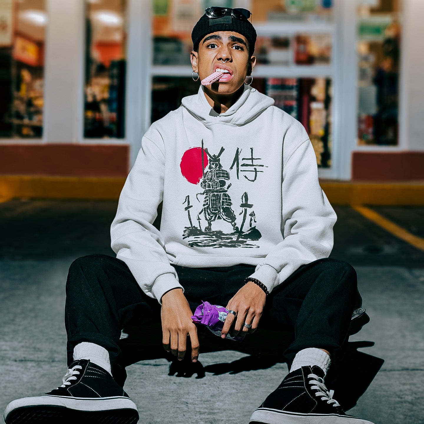 pull blanc avec dessin de samurai