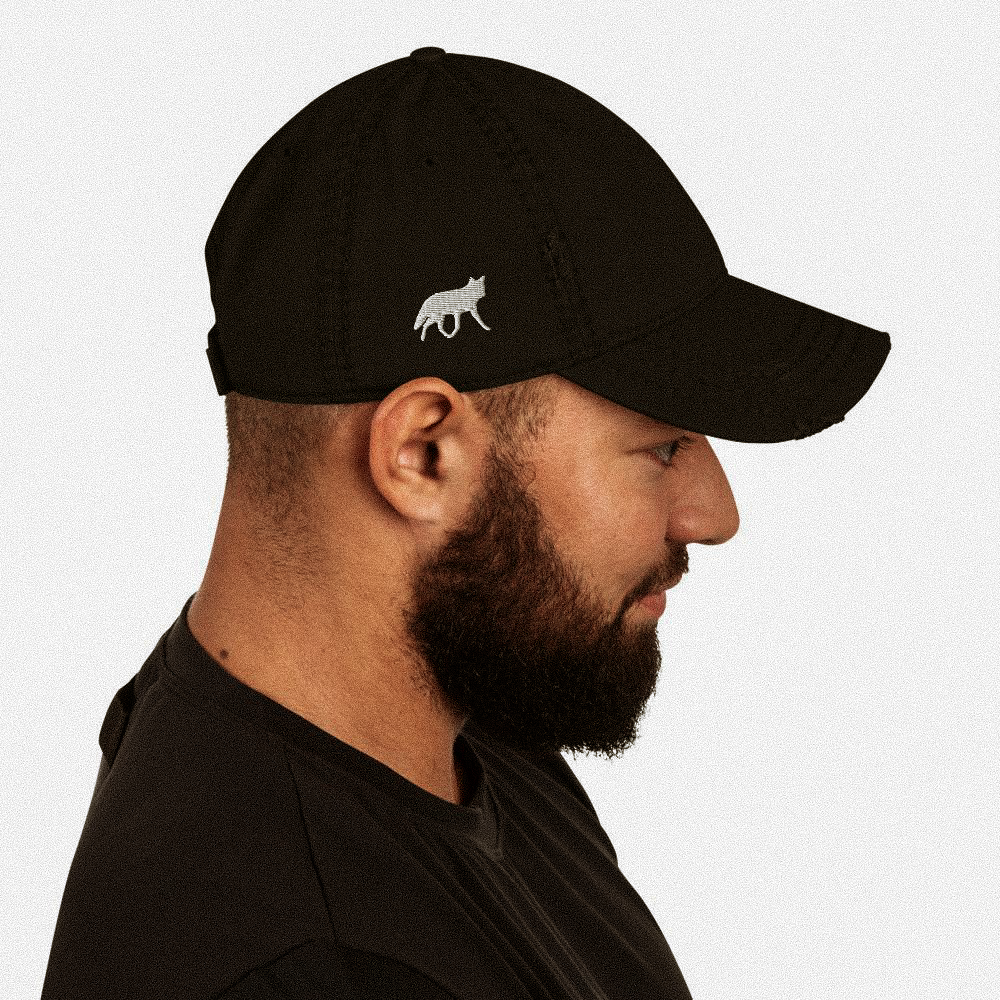casquette noire effet usé avec un loup blanc brode  
