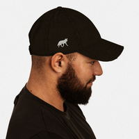casquette noire effet usé avec un loup blanc brode  