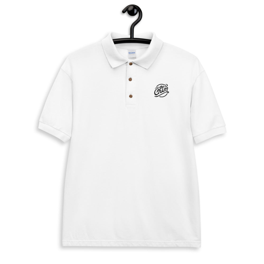 Polo blanc brodé du logo signature CHT'M AVNIR sur cintre