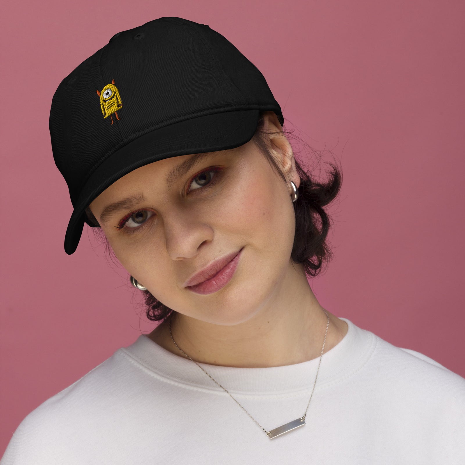 casquette originale style baseball avec un patit monstre jaune broderie