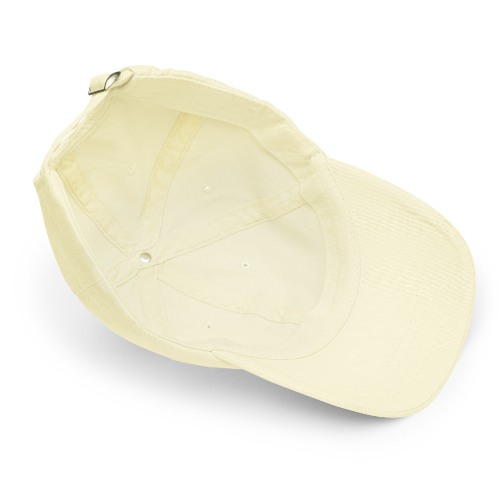 Détails de la casquette femme jaune pastel : coutures, œillets et visière