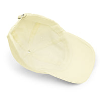 Détails de la casquette femme jaune pastel : coutures, œillets et visière