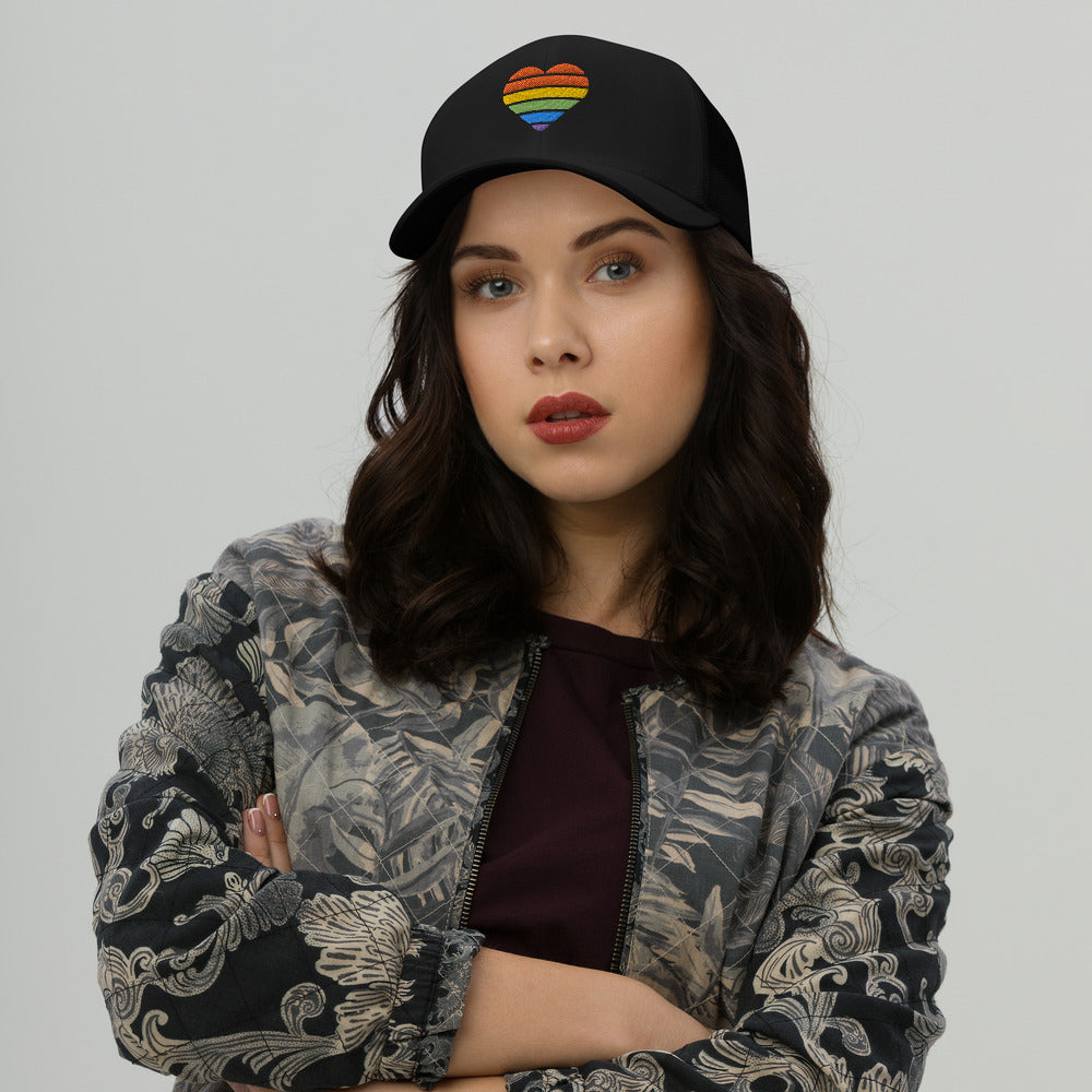 Casquette Trucker Brodée – Cœur Arc-en-ciel LGBT