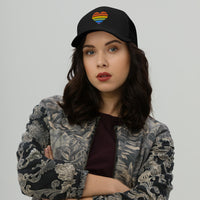 Casquette Trucker Brodée – Cœur Arc-en-ciel LGBT