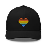 Casquette trucker brodée cœur arc-en-ciel LGBT, noire, vue de face – CHT'M Boutique