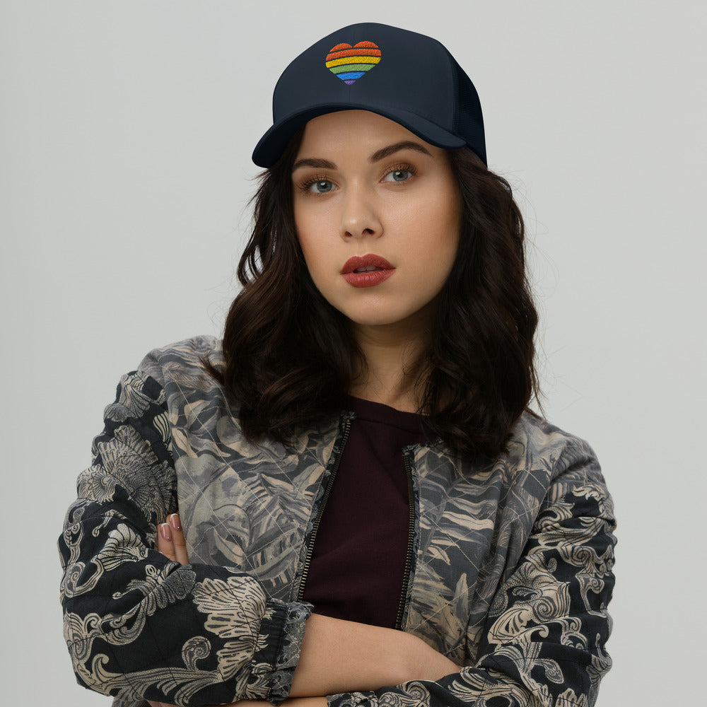Casquette Trucker Brodée – Cœur Arc-en-ciel LGBT