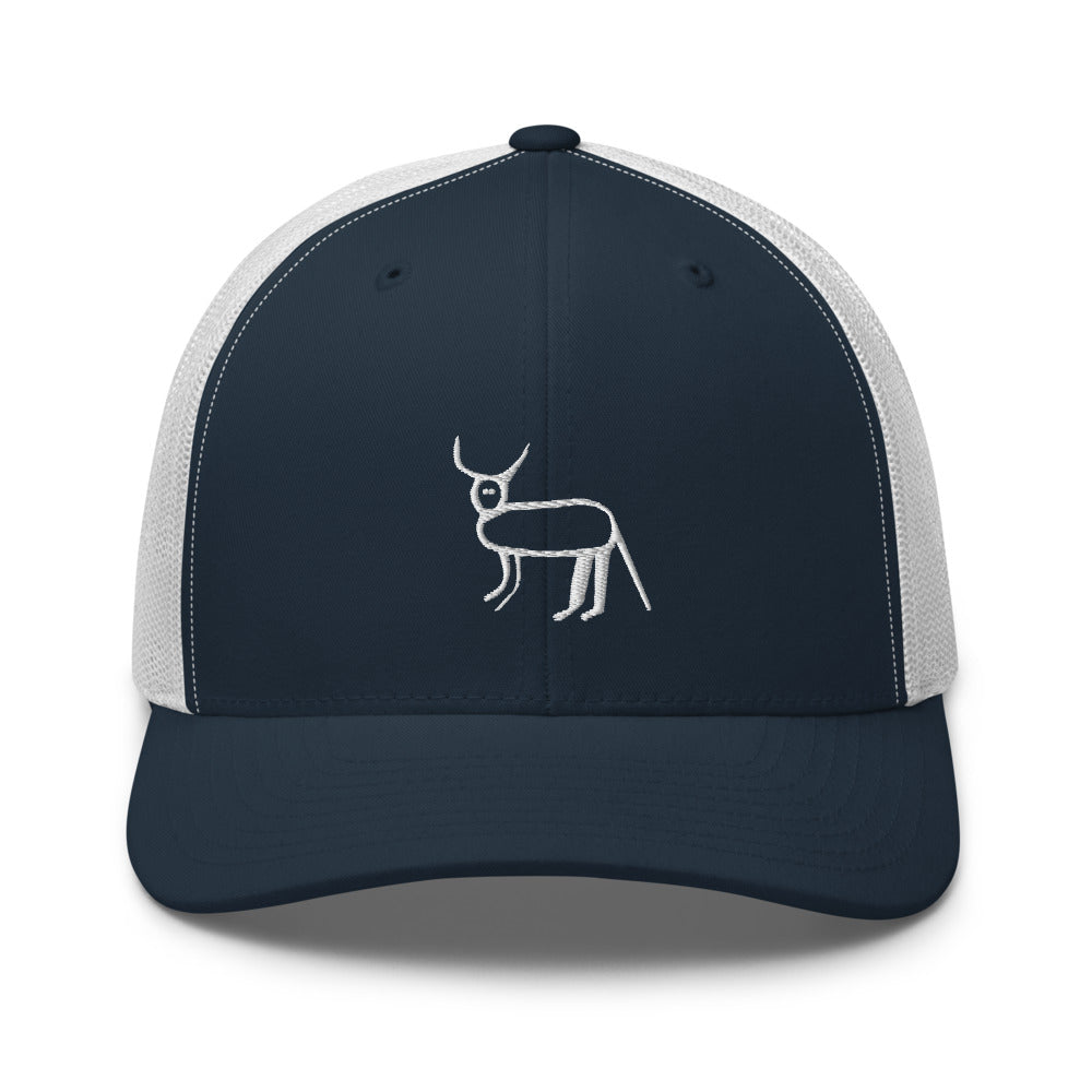 Casquette trucker bleu marine et blanche Coucou Petite Perruche brodée — vue de face
