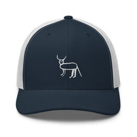 Casquette trucker bleu marine et blanche Coucou Petite Perruche brodée — vue de face