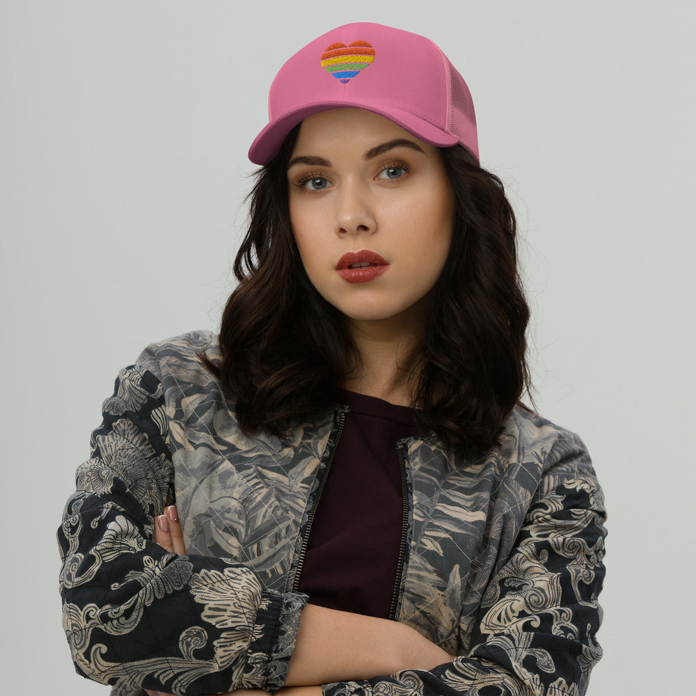 Casquette Trucker Brodée – Cœur Arc-en-ciel LGBT