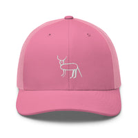 Casquette trucker rose Coucou Petite Perruche brodée — vue de face