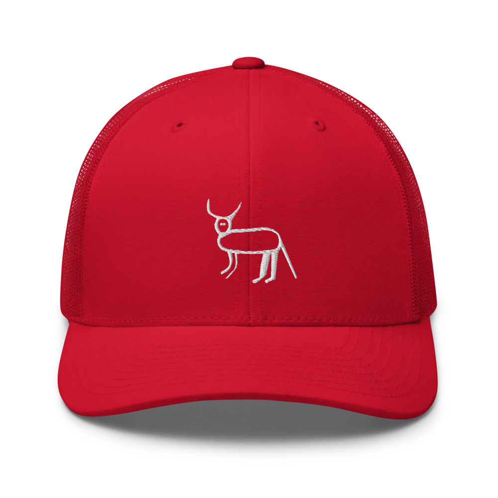 Casquette trucker rouge Coucou Petite Perruche brodée — vue de face