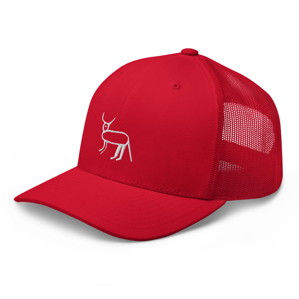 Casquette trucker rouge Coucou Petite Perruche — trois-quarts avant gauche