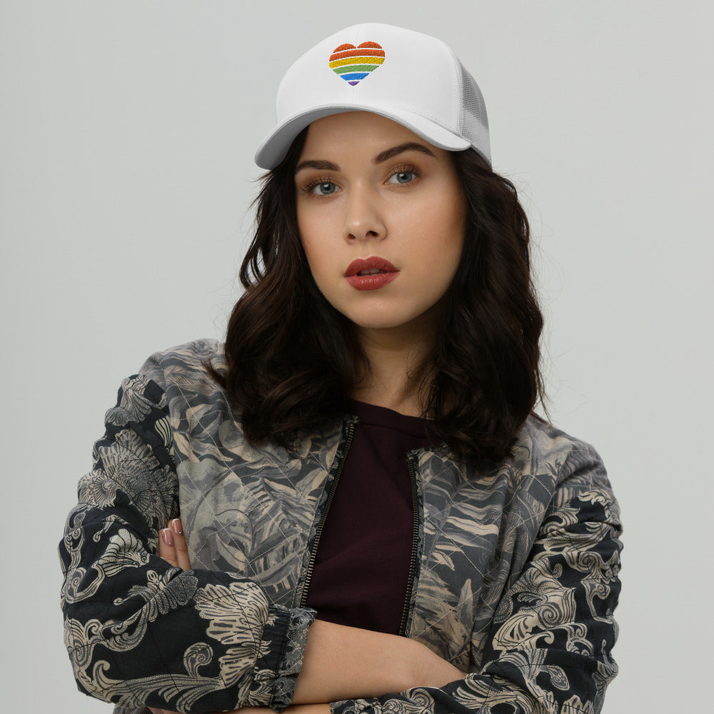 Casquette Trucker Brodée – Cœur Arc-en-ciel LGBT