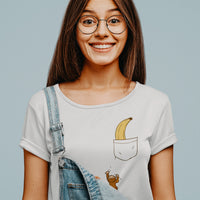 T-shirt femme manches repliées porté : imprimé singe dans la poche et banane, humour