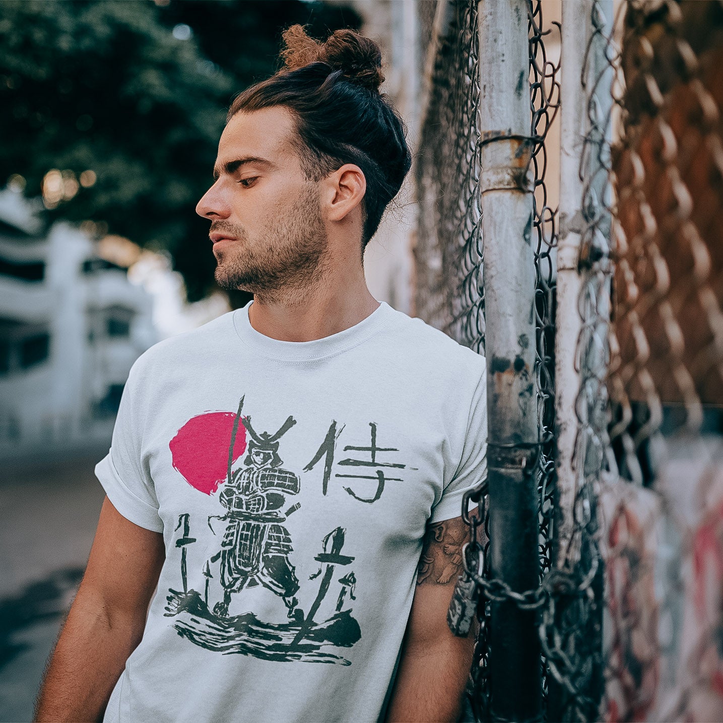 teeshirt homme blanc avec un dessin de samurai