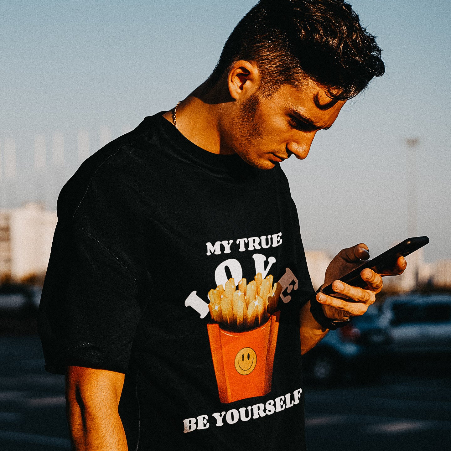 t-shirt avec un packet de frites vintage où il est ecrit my true love be yourself