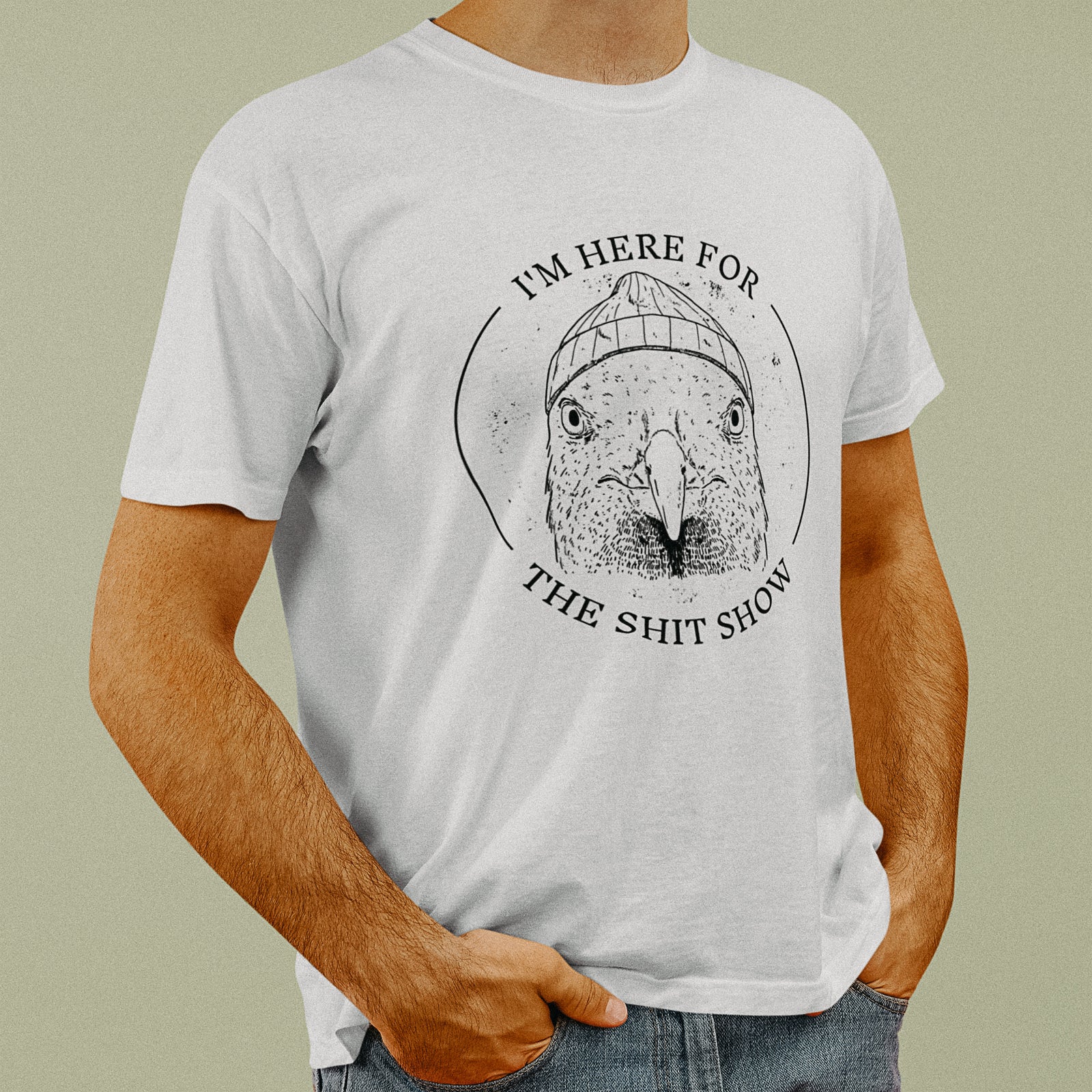 tshirt blanc humour belge avec une mouette qui a un bonnet et il est écrit i'm here for the shit show