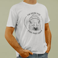 tshirt blanc humour belge avec une mouette qui a un bonnet et il est écrit i'm here for the shit show