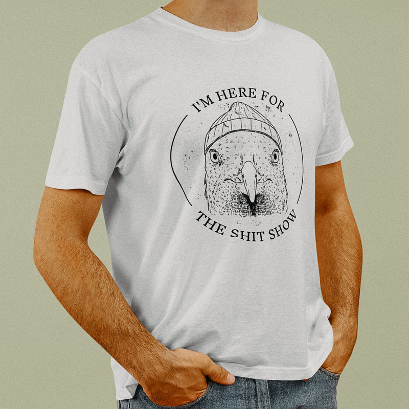 tshirt blanc humour belge avec une mouette qui a un bonnet et il est écrit i'm here for the shit show