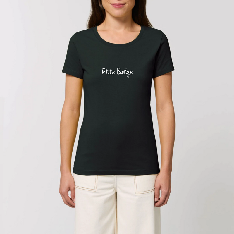 T-shirt femme noir porté : lettrage manuscrit P'tite Belge, humour belge