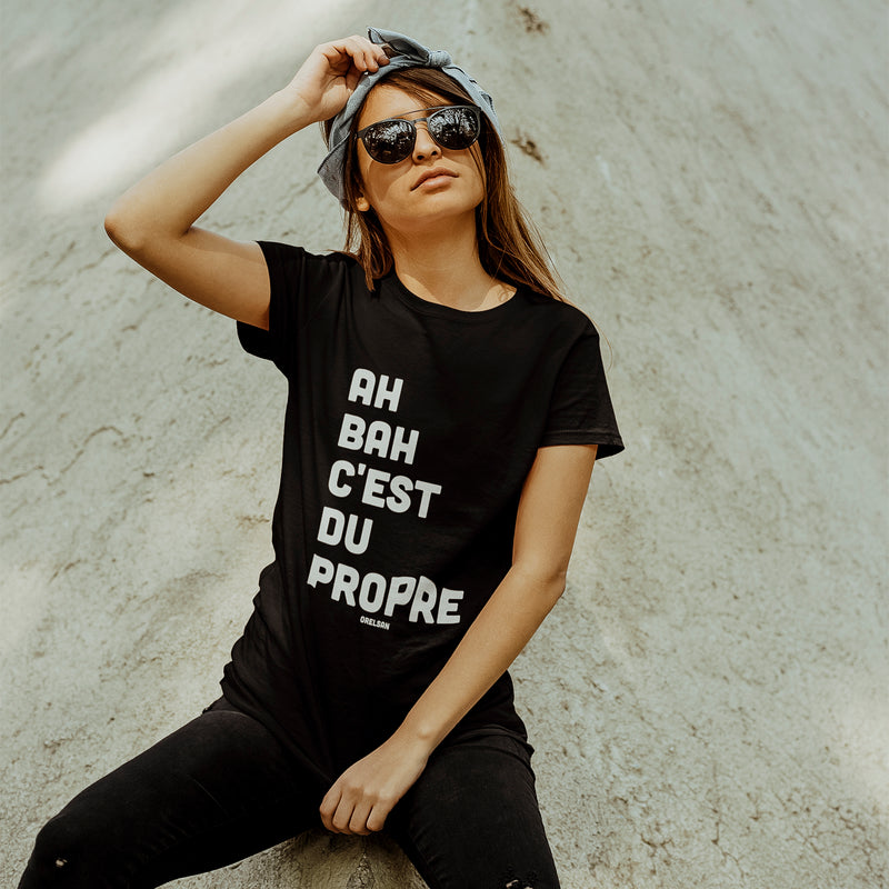 T-shirt femme noir porté en extérieur : lettrage Ah bah c'est du propre