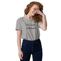 T-shirt femme en coton biologique gris chiné porté avec un jean, coupe droite