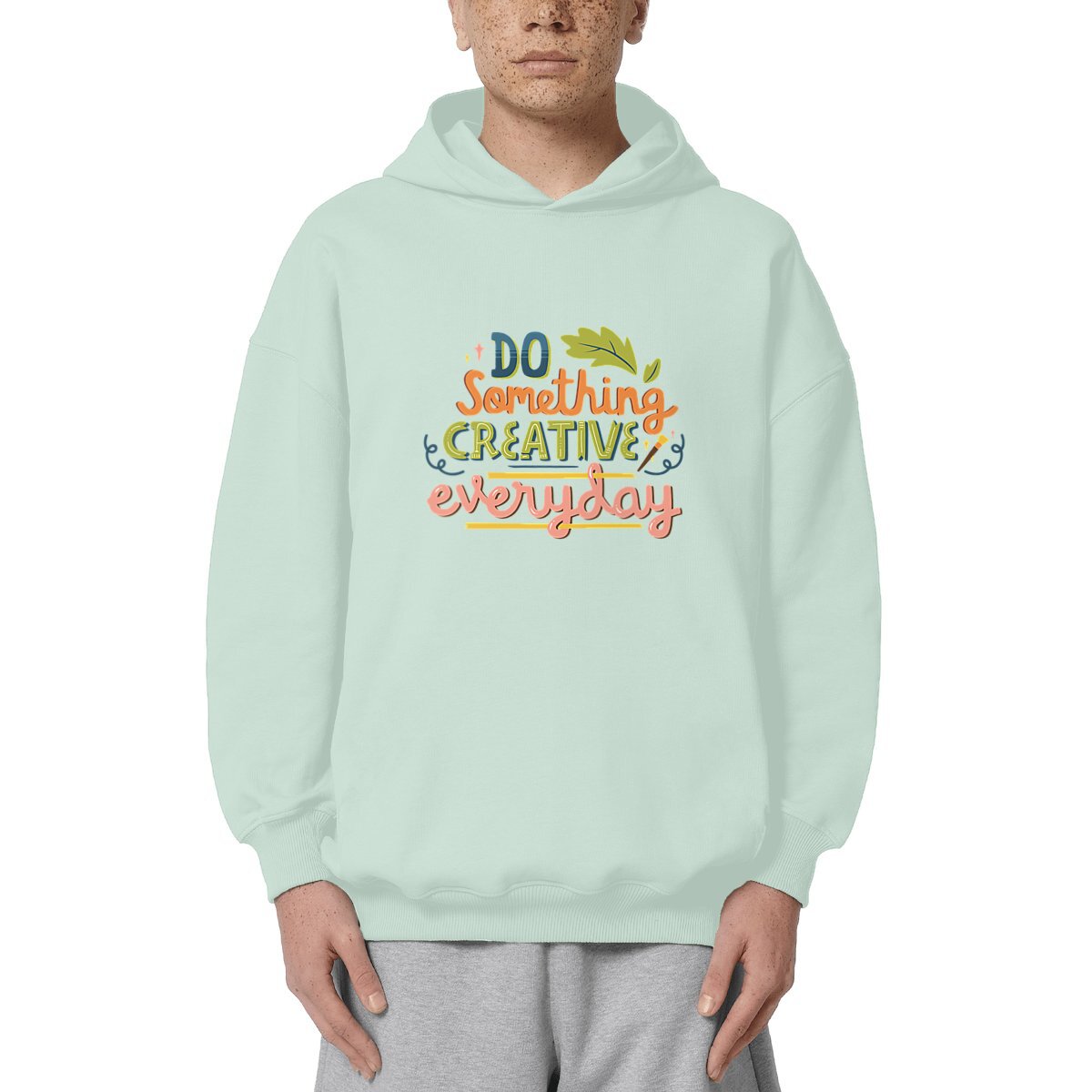 Image d'un hoodie oversize en coton biologique et polyester recyclé post-consommation, disponible dans différentes tailles. Coupe large avec épaules tombantes pour un style décontracté et confortable. Idéal pour une tenue décontractée et éco-responsable