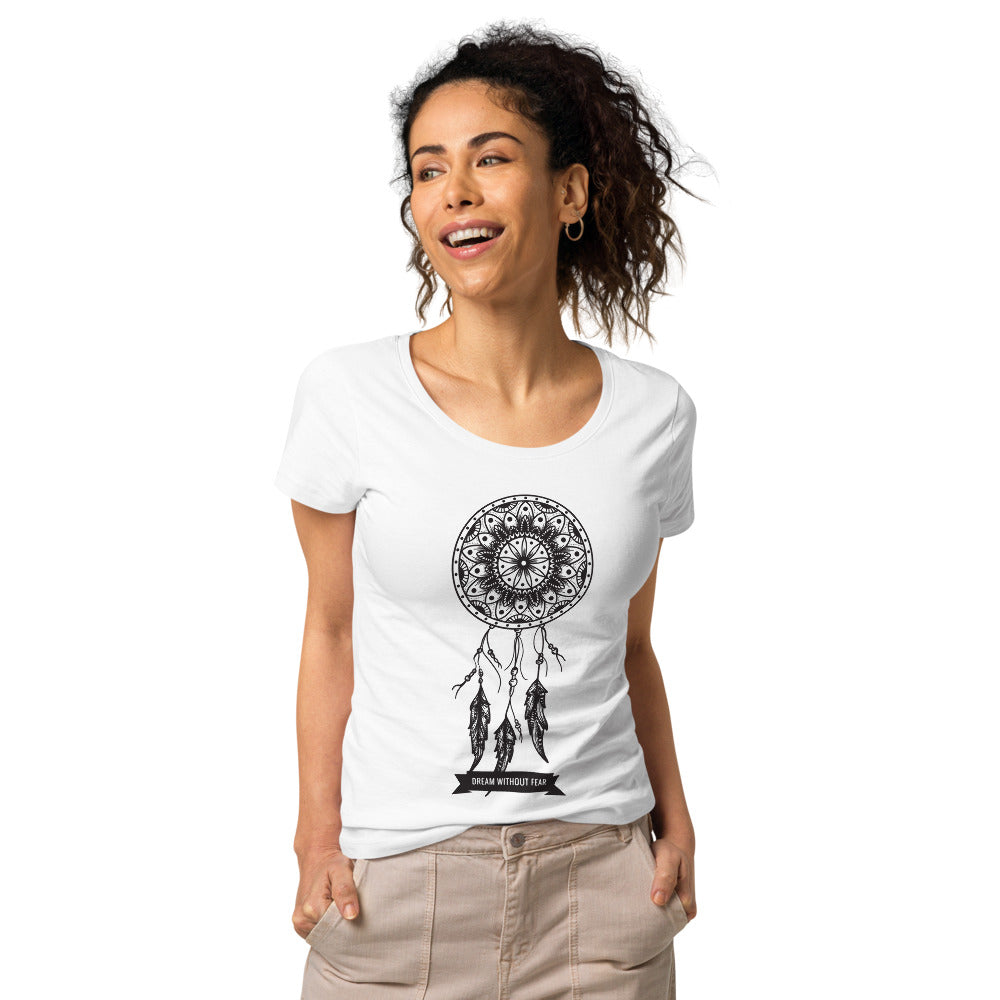 T-shirt femme boho blanc porté : imprimé attrape-rêves et plume Dream Without Fear