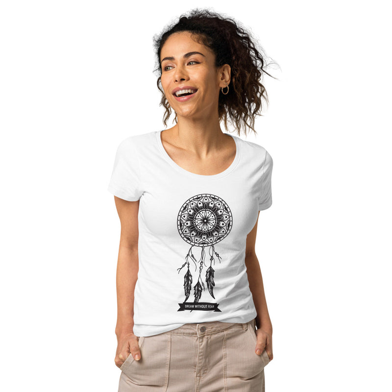 T-shirt femme boho blanc porté : imprimé attrape-rêves et plume Dream Without Fear